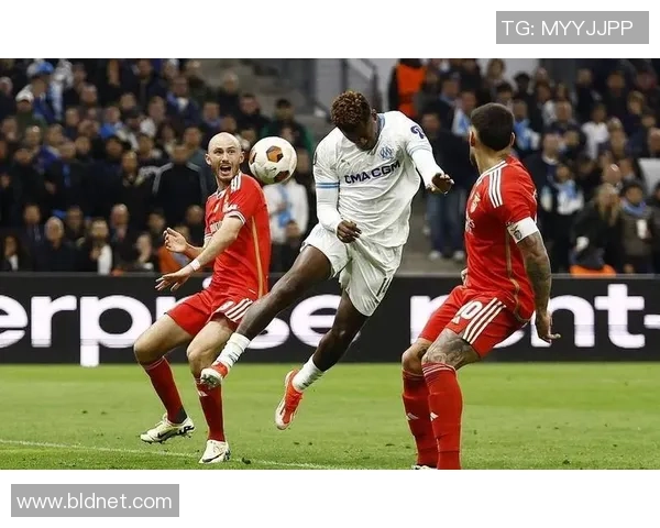 本菲卡逆袭那不勒斯上演惊天逆转全场沸腾的欧联杯大战